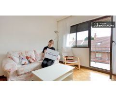 Habitación decorada con armario independiente en piso compartido, Pozuelo de Alarcón.