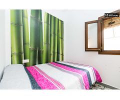 Acogedora habitación en un apartamento de 5 dormitorios en Centro