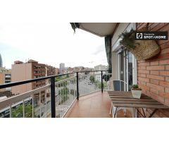 Moderno apartamento de 3 dormitorios con balcones en alquiler en Sant Martí