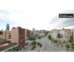 Moderno apartamento de 3 dormitorios con balcones en alquiler en Sant Martí