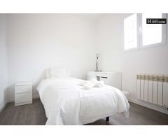 Se alquila habitación ordenada en apartamento de 4 dormitorios en Puente de Vallecas