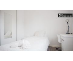 Se alquila habitación ordenada en apartamento de 4 dormitorios en Puente de Vallecas