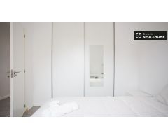 Se alquila habitación ordenada en apartamento de 4 dormitorios en Puente de Vallecas