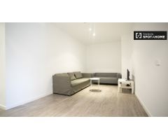 Se alquila habitación ordenada en apartamento de 4 dormitorios en Puente de Vallecas
