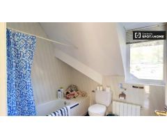 Habitación con balcón en casa de 4 dormitorios en Villafranca del Castillo