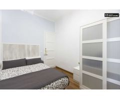 Habitación amueblada en un apartamento de 3 dormitorios en Atocha