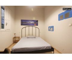 Amplia habitación con cama doble en alquiler en La Latina