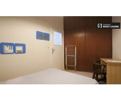 Amplia habitación con cama doble en alquiler en La Latina