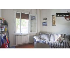 Amplia habitación con cama doble en alquiler en La Latina