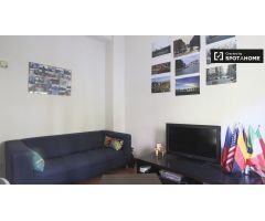 Amplia habitación con cama doble en alquiler en La Latina