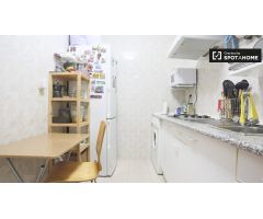 Amplia habitación con cama doble en alquiler en La Latina
