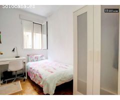 Acogedora habitación en un apartamento de 6 dormitorios en Lavapiés