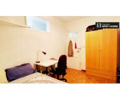Habitación amueblada en apartamento de 6 dormitorios en Lavapiés