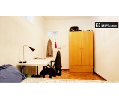 Habitación amueblada en apartamento de 6 dormitorios en Lavapiés