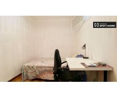Habitación amueblada en apartamento de 6 dormitorios en Lavapiés