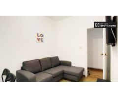 Habitación amueblada en apartamento de 6 dormitorios en Lavapiés