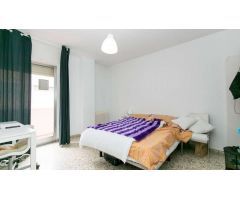 Habitación con cama doble y balcón privado en alquiler en apartamento de 5 dormitorios en Ronda