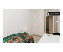 Habitación con escritorio y cama individual en alquiler en apartamento de 5 dormitorios en Ronda