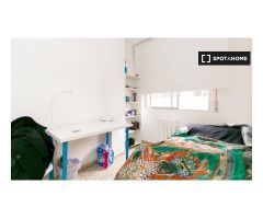 Habitación con escritorio y cama individual en alquiler en apartamento de 5 dormitorios en Ronda