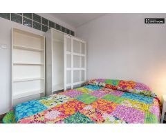 Habitación luminosa con balcón en alquiler en un apartamento de 5 dormitorios en Ronda