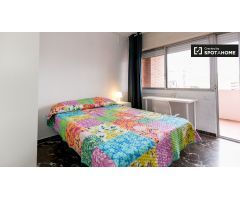 Habitación luminosa con balcón en alquiler en un apartamento de 5 dormitorios en Ronda