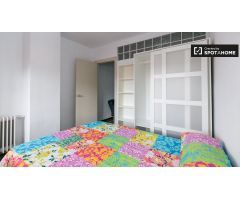 Habitación luminosa con balcón en alquiler en un apartamento de 5 dormitorios en Ronda