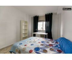 Habitación bien amueblada en alquiler en apartamento de 5 dormitorios en Ronda