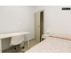 Cómoda habitación en alquiler en apartamento de 5 dormitorios en Ronda