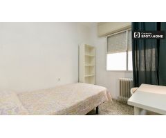 Cómoda habitación en alquiler en apartamento de 5 dormitorios en Ronda