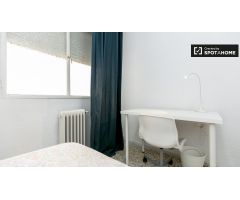 Cómoda habitación en alquiler en apartamento de 5 dormitorios en Ronda