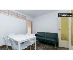 Cómoda habitación en alquiler en apartamento de 5 dormitorios en Ronda