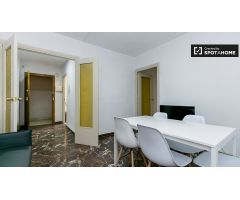 Cómoda habitación en alquiler en apartamento de 5 dormitorios en Ronda