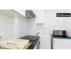 Cómoda habitación en alquiler en apartamento de 5 dormitorios en Ronda