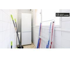 Cómoda habitación en alquiler en apartamento de 5 dormitorios en Ronda