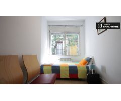 Se alquila habitación en apartamento de 3 dormitorios en Barcelona
