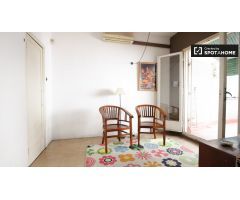 Se alquila habitación en apartamento de 3 dormitorios en Barcelona