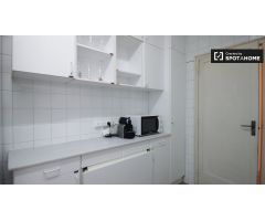 Se alquila habitación en apartamento de 3 dormitorios en Barcelona