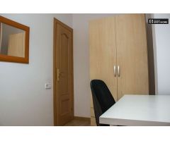 Habitación ordenada en apartamento de 3 dormitorios en Sant Martí