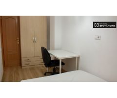 Habitación ordenada en apartamento de 3 dormitorios en Sant Martí