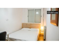 Habitación ordenada en apartamento de 3 dormitorios en Sant Martí