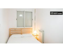 Habitación ordenada en apartamento de 3 dormitorios en Sant Martí