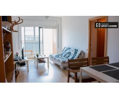 Habitación ordenada en apartamento de 3 dormitorios en Sant Martí