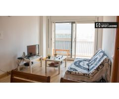 Habitación ordenada en apartamento de 3 dormitorios en Sant Martí