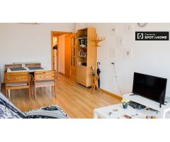 Habitación ordenada en apartamento de 3 dormitorios en Sant Martí