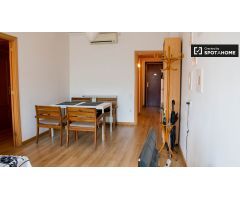 Habitación ordenada en apartamento de 3 dormitorios en Sant Martí