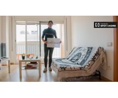Habitación ordenada en apartamento de 3 dormitorios en Sant Martí