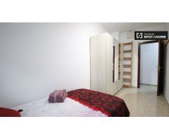 Habitación luminosa en apartamento de 2 dormitorios en Badalona