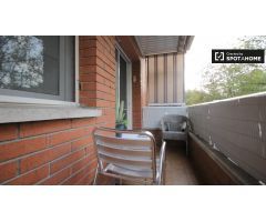 Habitación luminosa en apartamento de 2 dormitorios en Badalona