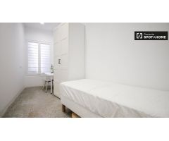 Habitación cómoda en alquiler en el apartamento de 9 habitaciones, Prat de LLobregat