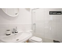 Se alquila habitación con baño en el apartamento de 9 habitaciones, Prat de LLobregat.